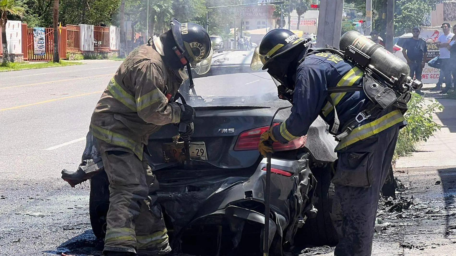 Guardería y auto incendiado